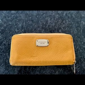 Michael KORS Wallet . Rarely used. No smoke home